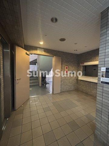 物件外観写真3　(落ち着いたロビーです)