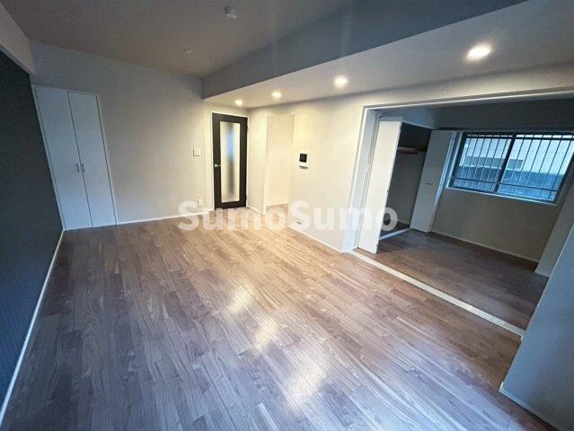 物件内観写真22　(落ち着いた色調の寝室です)