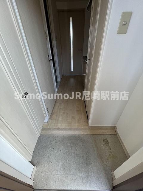 物件内観写真5　(明るい玄関です)