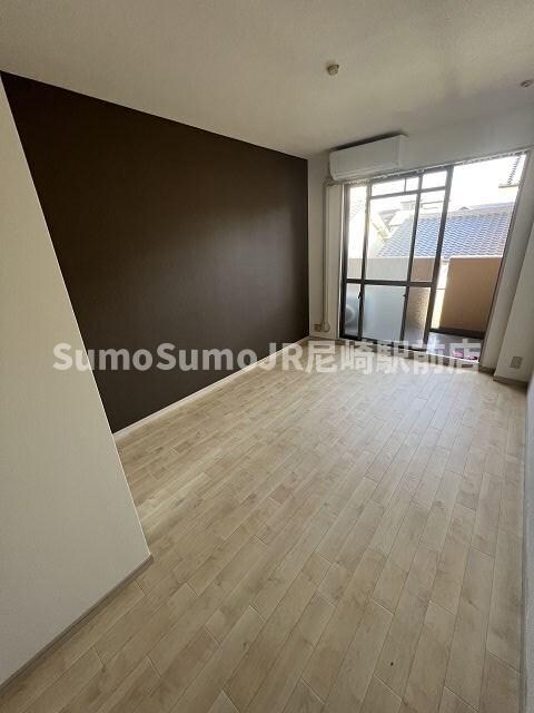 物件内観写真6　(ゆったりとした居間です)