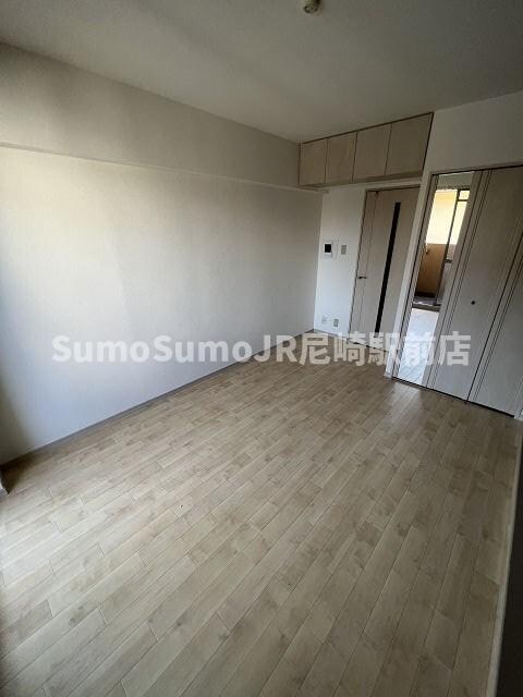 物件内観写真8　(開放的な寝室です)