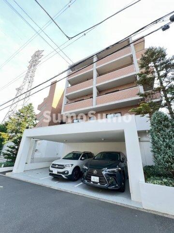 物件外観写真1　(外観は落ち着いています)