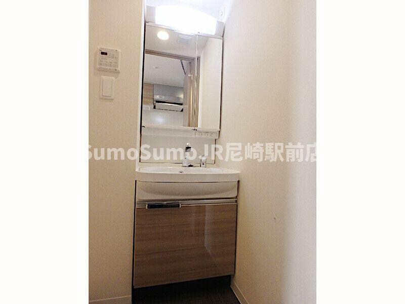 物件内観写真4　(独立洗面台で身支度をすべて済ませてしまいましょう)