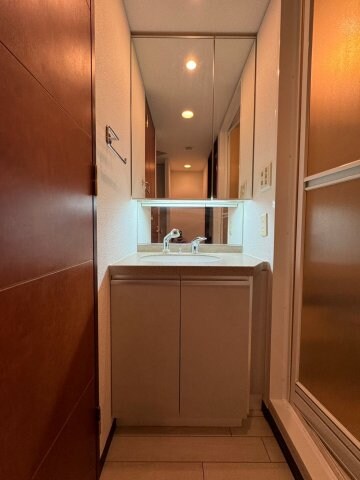 物件内観写真10　(明るい洗面所です)