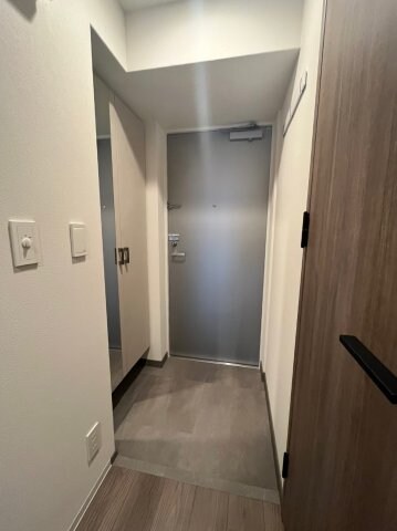 物件内観写真5　(明るい玄関です)