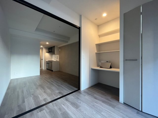 物件内観写真8　(落ち着いた色調の寝室です)