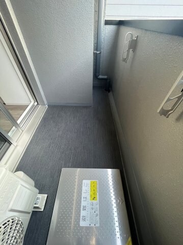 物件内観写真10　(開放的で明るい空間を演出してくれるバルコニーです)