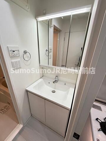 物件内観写真9　(朝の身支度には欠かせない独立洗面化粧台)