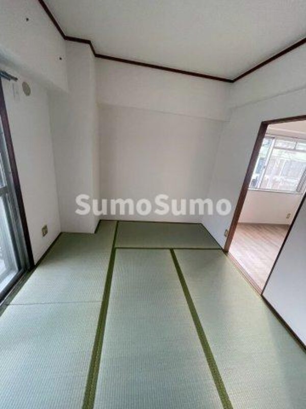 和室(和室ならではの温かな和の空間で寛ぎの時間を過ごせます)