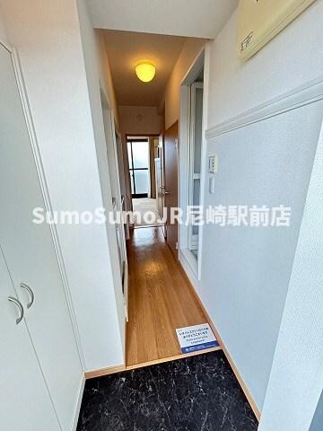 物件内観写真5　(明るい玄関です)