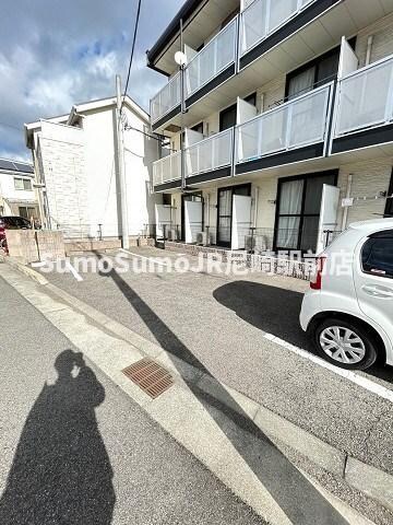 物件外観写真3　(車をお持ちの方に嬉しい駐車場付きの物件です)