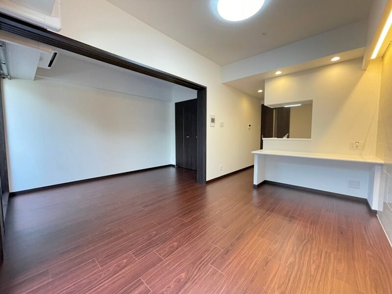 物件内観写真5　(ゆったりとした居間です)