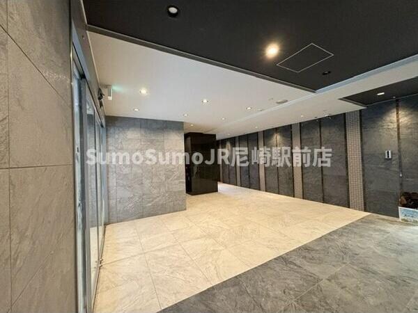 物件外観写真5　(清潔なエントランスです)