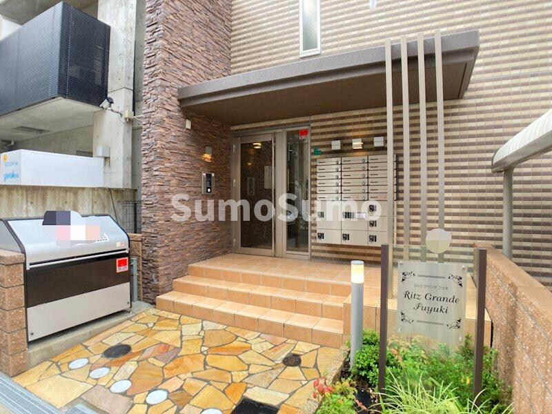 物件外観写真2　(清潔なエントランスです)