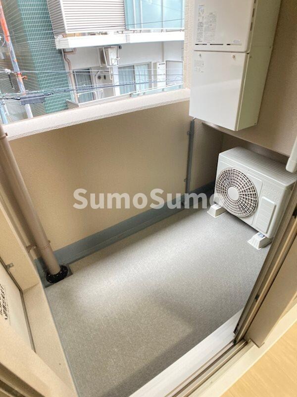 物件内観写真9　(開放的で明るい空間を演出してくれるバルコニーです)