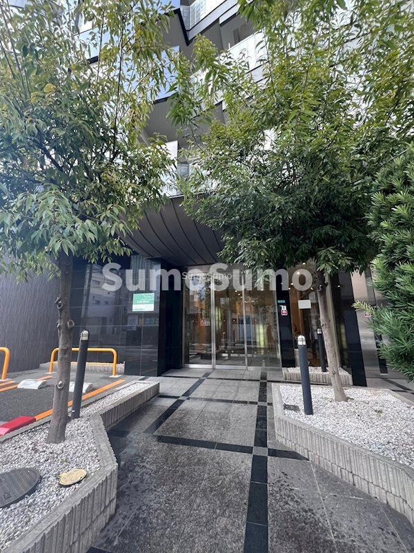 物件外観写真2　(落ち着いたエントランスです)