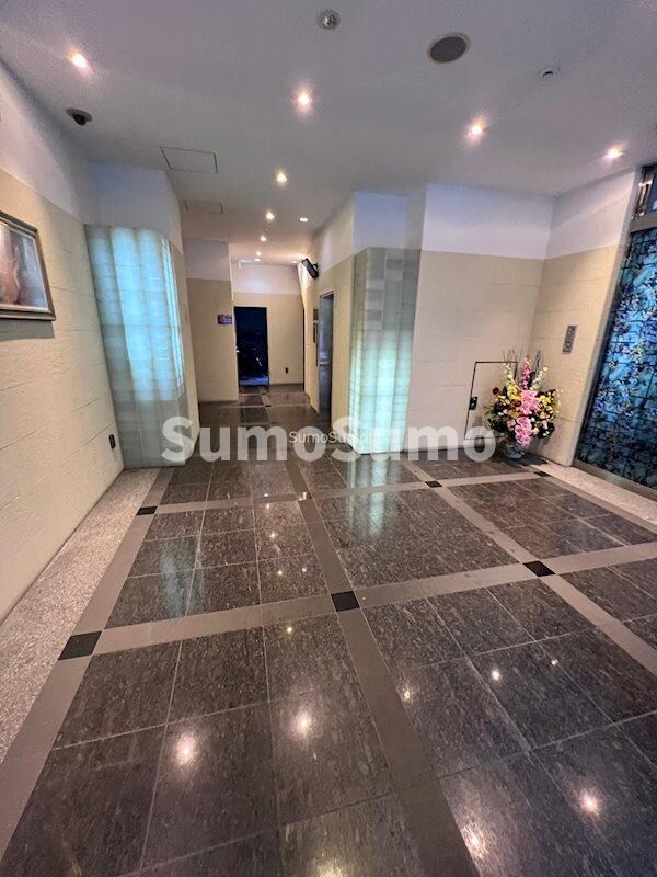 物件外観写真3　(清潔なロビーです)