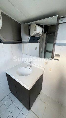 物件内観写真5　(明るい洗面所です)