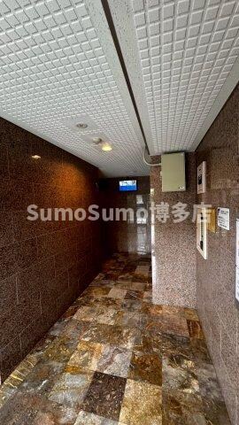 物件外観写真3　(清潔なロビーです)