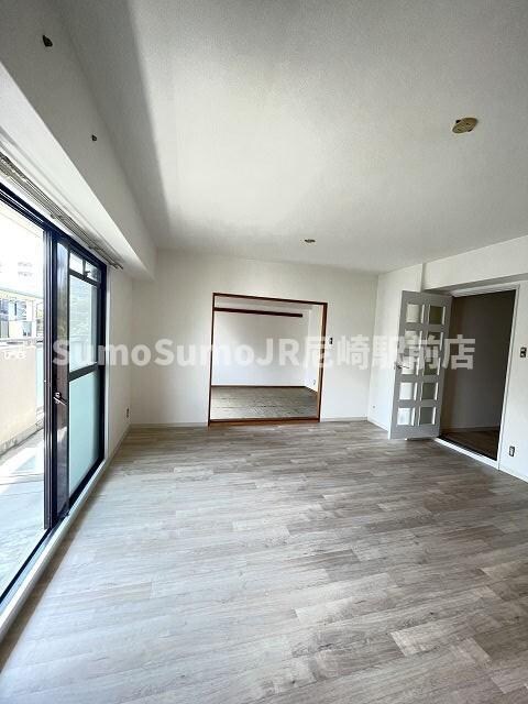 物件内観写真3　(ゆったりとしたリビングです)