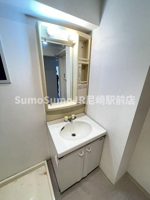 物件内観写真8　(独立洗面台あり、毎朝おしゃれに忙しい女性の方におすすめです)