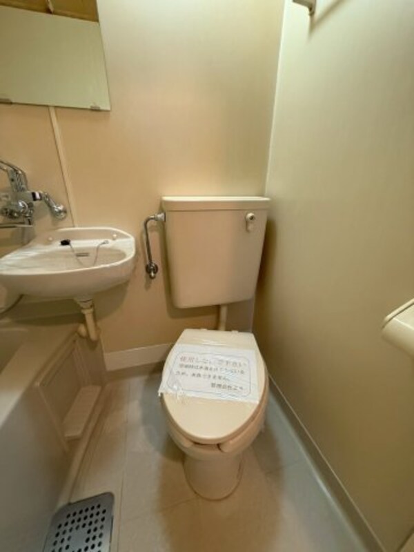 トイレ(落ち着いた色調のトイレです)