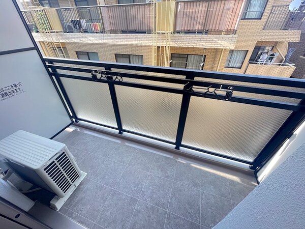 バルコニー(外からの目が気にならないバルコニーで洗濯物が干せます)