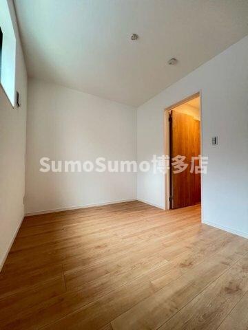 物件内観写真13　(落ち着いた色調の寝室です)