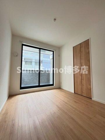 物件内観写真23　(開放的な寝室です)