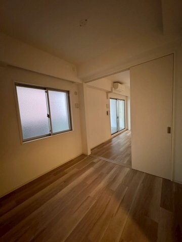 物件内観写真9　(広くて明るい寝室)