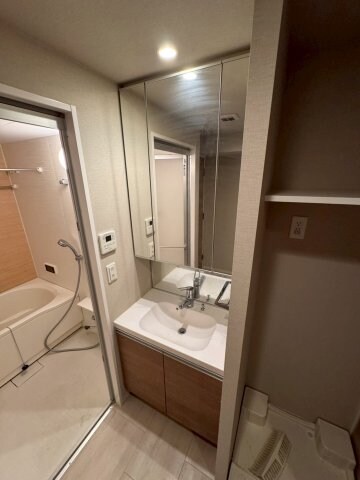 物件内観写真13　(ゆったりとスペースのある洗面所)