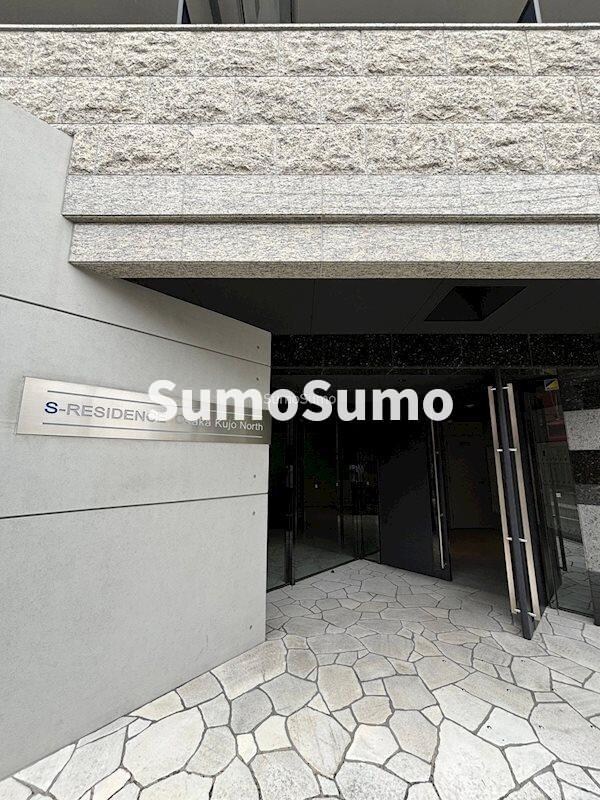 物件外観写真2　(落ち着いたエントランスです)