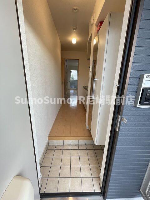 物件内観写真3　(ゆったりとした玄関です)