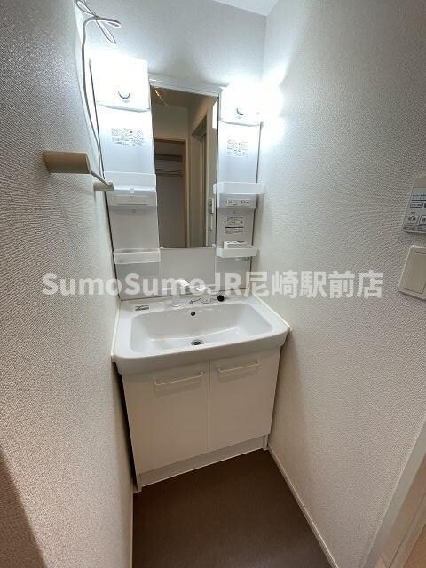 物件内観写真9　(独立洗面台、朝の身支度には欠かせません)