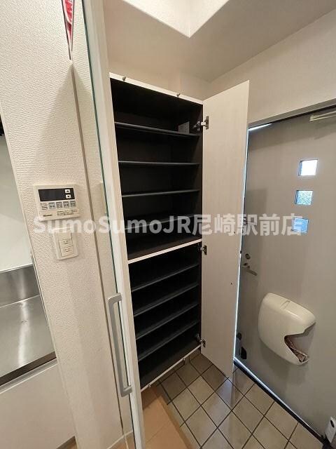 物件内観写真14　(ゆったりとした玄関です)