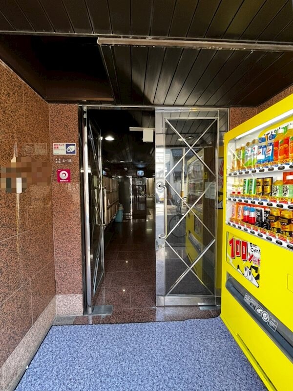 物件外観写真2　(落ち着いたエントランスです)