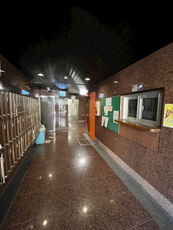 物件外観写真3　(落ち着いたロビーです)