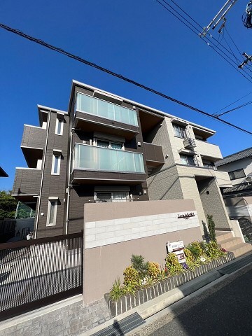 物件外観写真1　(外観は落ち着いています)