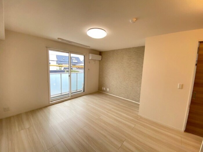 物件内観写真7　(開放的な寝室です)