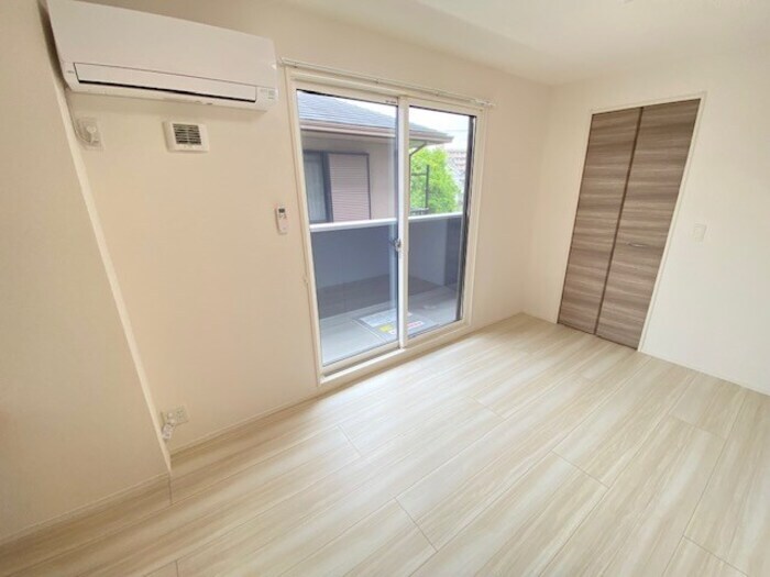 物件内観写真8　(こちらのリビングで趣味の時間をお楽しみください)