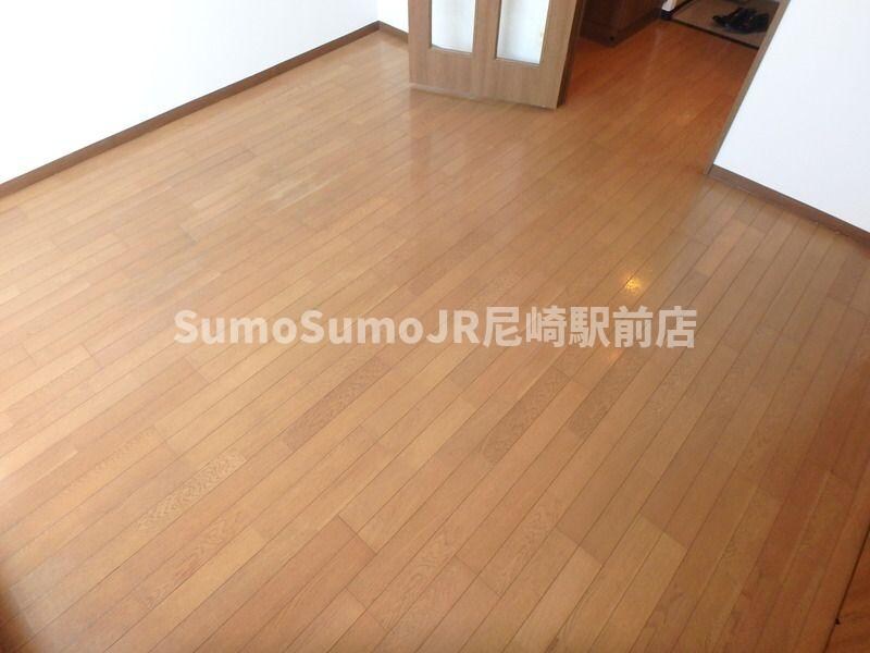 物件内観写真6　(こちらのリビングで趣味の時間をお楽しみください)