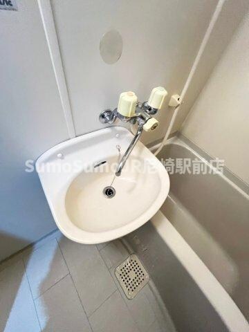 物件内観写真10　(ゆったりとスペースのある洗面所)