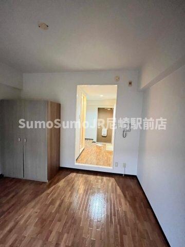 物件内観写真22　(こちらのリビングで趣味の時間をお楽しみください)