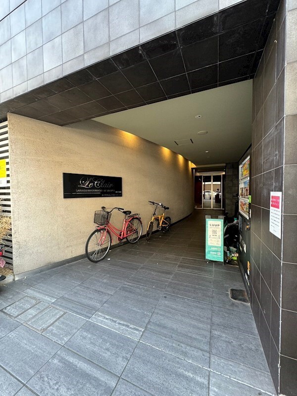 エントランス(落ち着いたエントランスです)