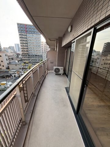 物件内観写真9　(開放的で明るい空間を演出してくれるバルコニーです)