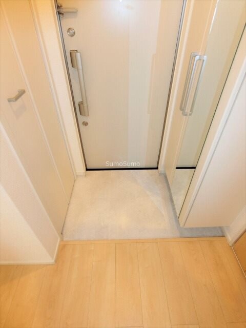 物件内観写真2　(収納もある玄関です)