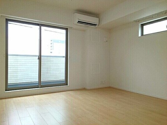 物件内観写真3　(こちらの居間で趣味の時間をお楽しみください)