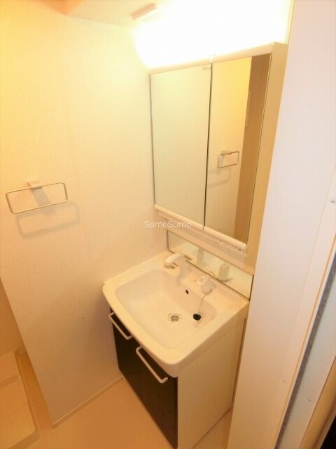 物件内観写真9　(明るい洗面所です)