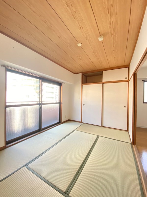 寝室(落ち着いた色調の寝室です)