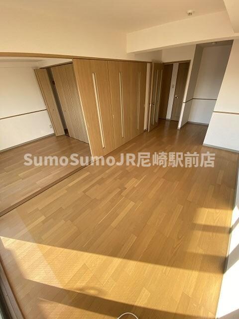 物件内観写真6　(ゆったりとした居間です)